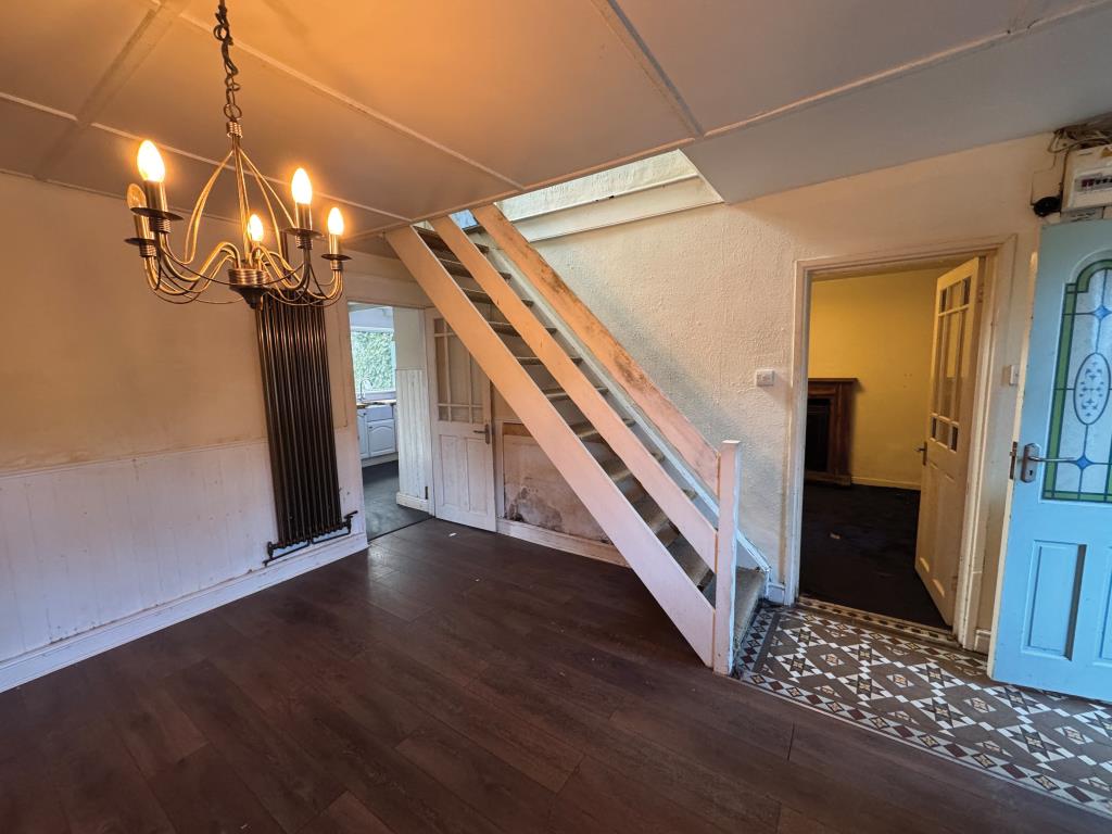 Lot: 104 - SEMI-DETACHED HOUSE FOR IMPROVEMENT - Hallway